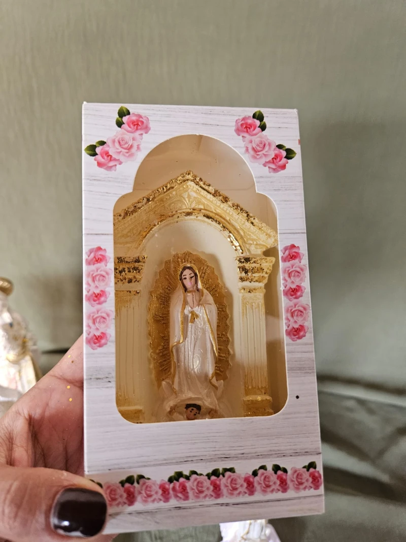 Portal con santo en caja