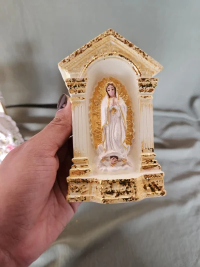Portal con santo en caja